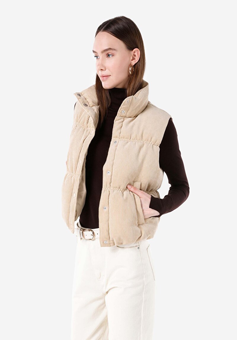 Изображение Женский бежевый жилет с воротником-стойкой на кнопках