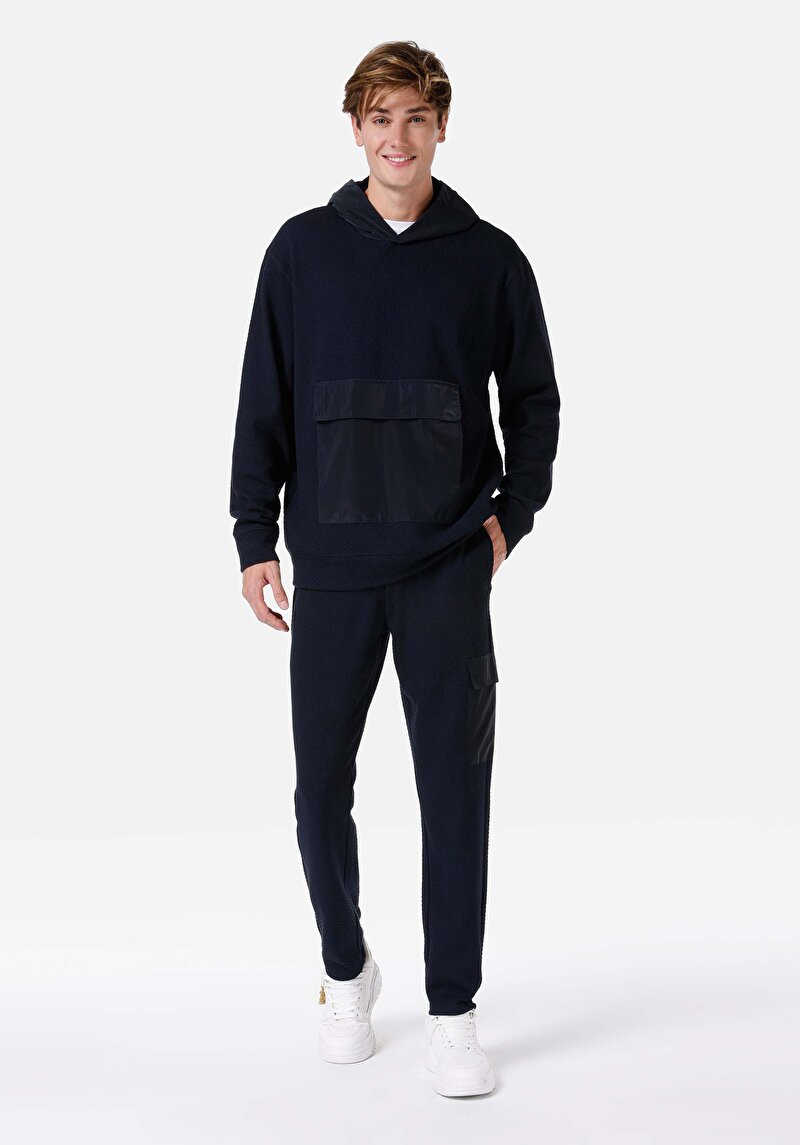 Изображение Мужские тёмно-синие спортивные брюки среднего кроя и средней посадки