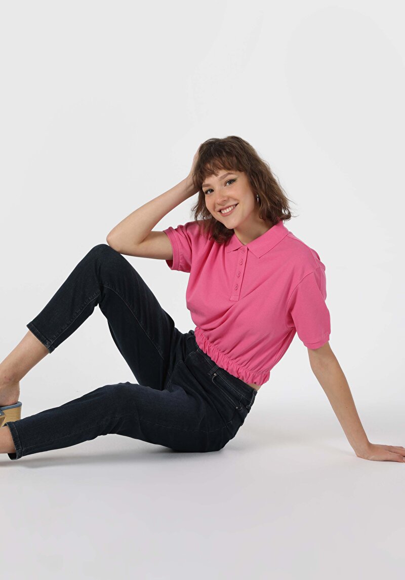 Изображение Женские джинсы цвета тёмного индиго mom fit с высокой посадкой и зауженными штанинами