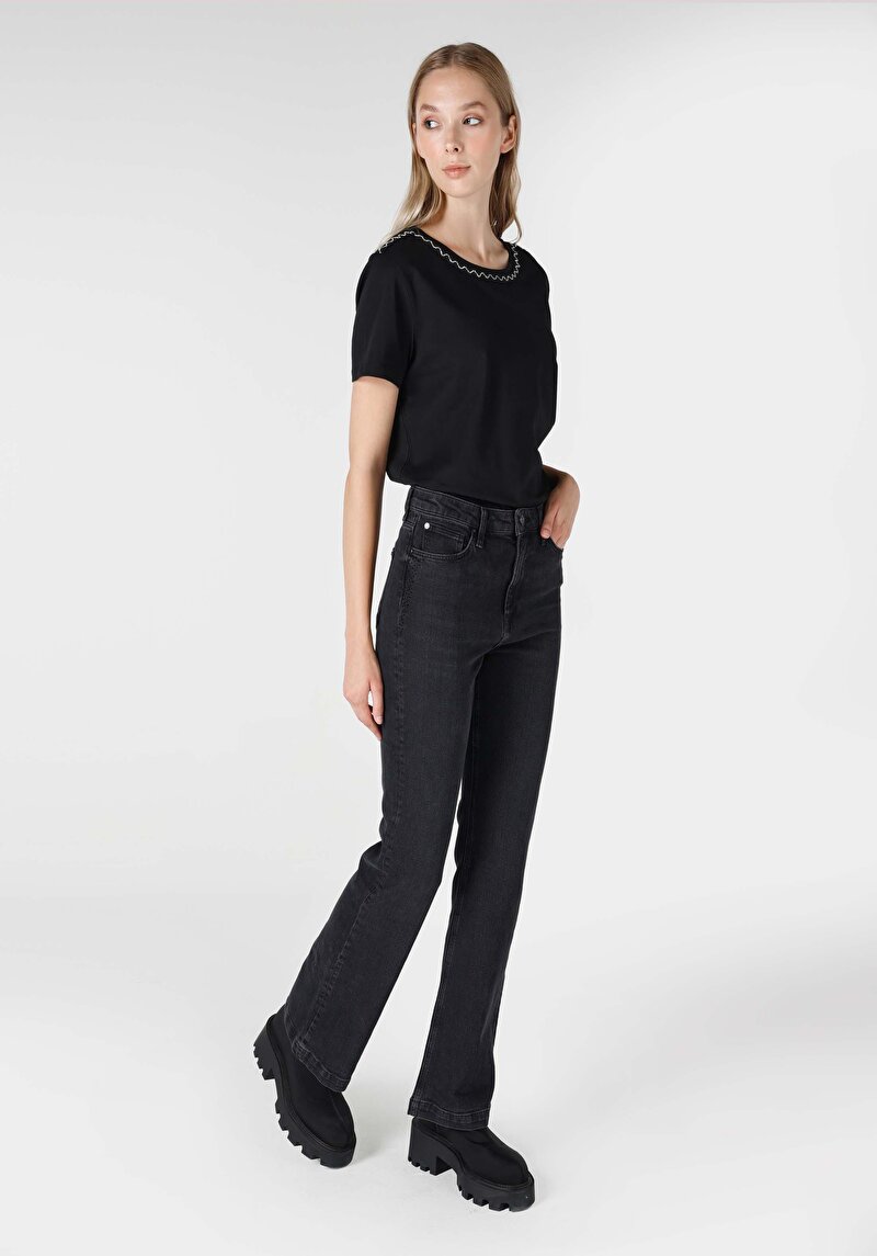 Изображение Женские джинсы цвета индиго стандартного кроя со средней посадкой