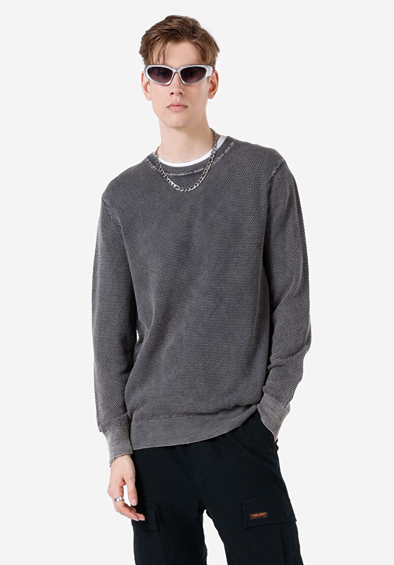 Изображение Мужской жаккардовый свитер антрацитового цвета с круглым вырезом