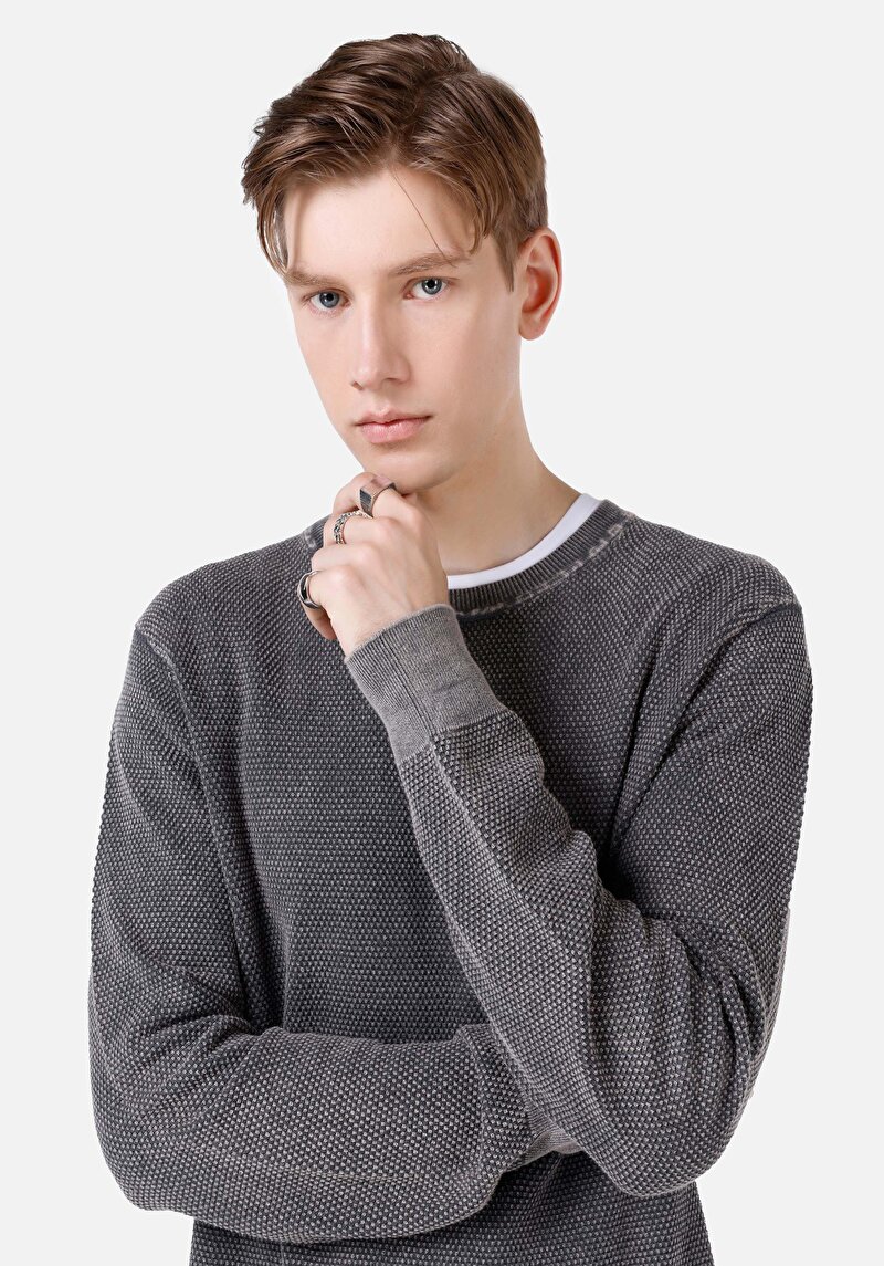 Показать информацию о Мужской жаккардовый свитер антрацитового цвета с круглым вырезом