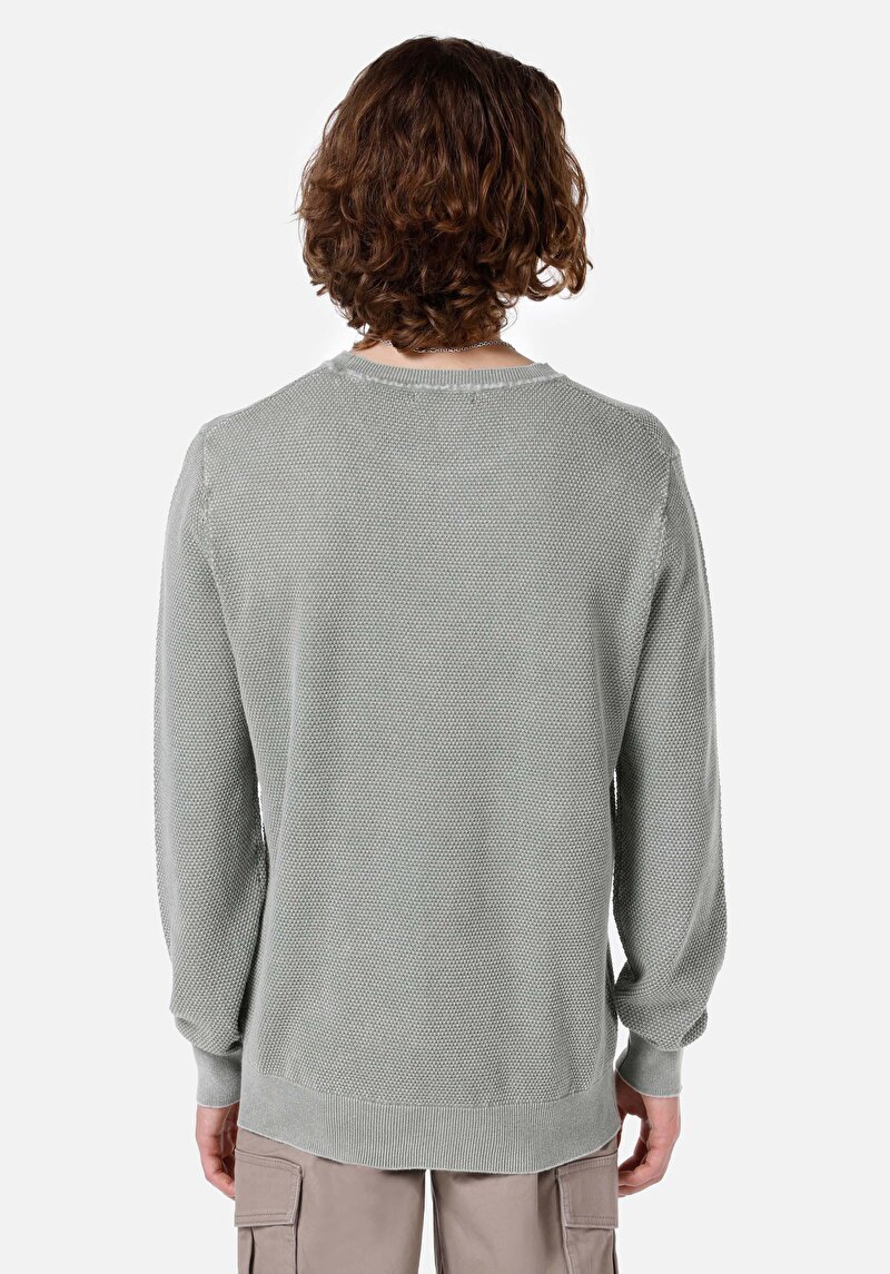 Показать информацию о Мужской зелёный жаккардовый свитер стандартного кроя с круглым вырезом
