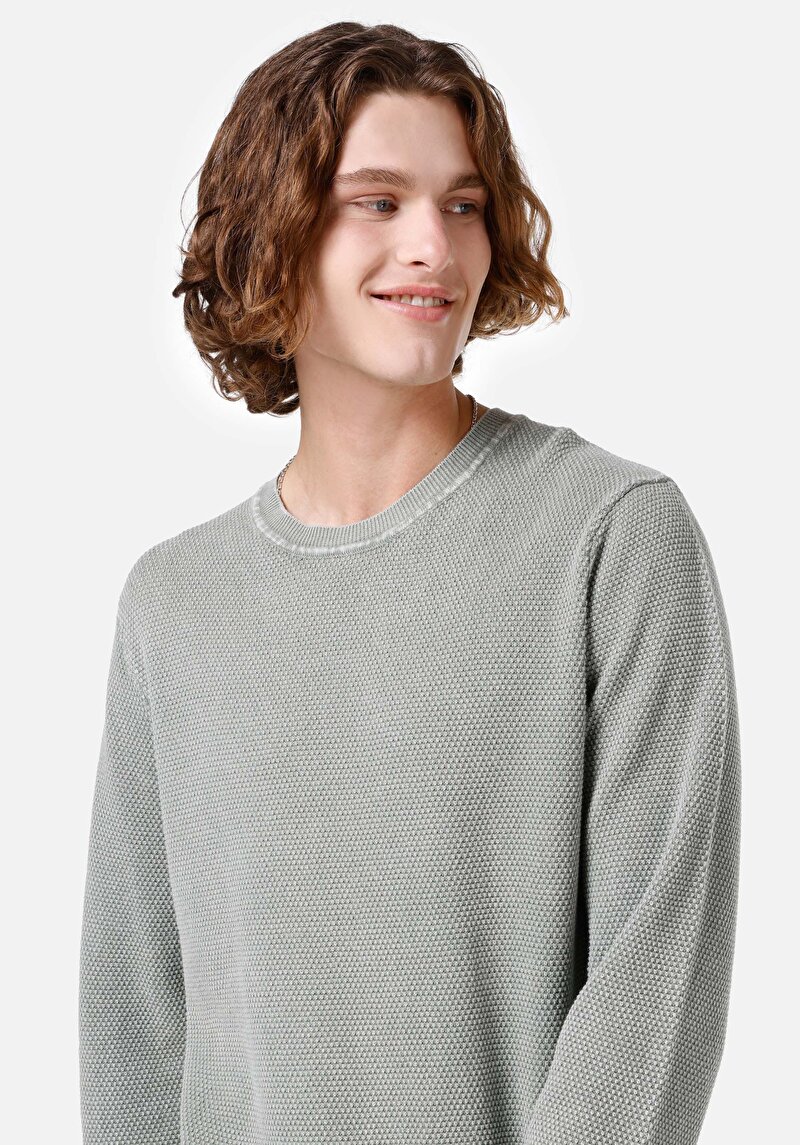 Показать информацию о Мужской зелёный жаккардовый свитер стандартного кроя с круглым вырезом