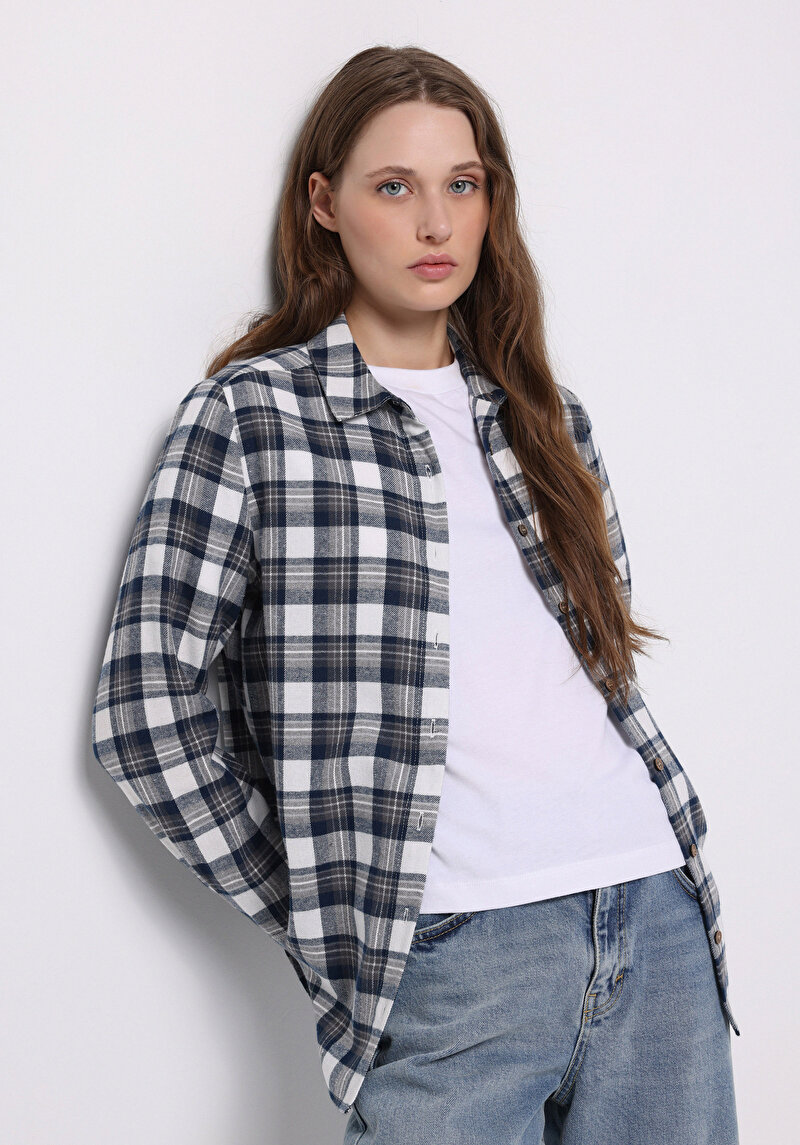 Изображение Женская синяя рубашка в клетку классического кроя с длинными рукавами