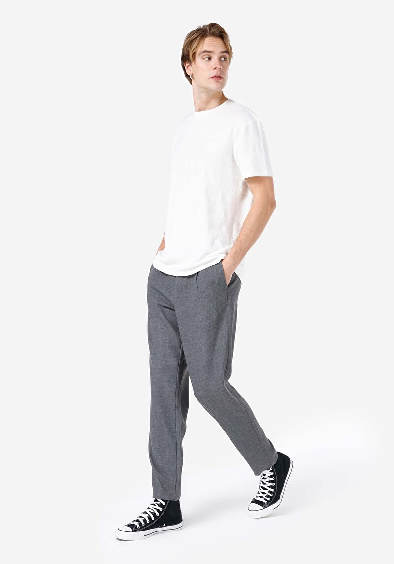 Изображение Мужские серые брюки морковного кроя, средней посадки