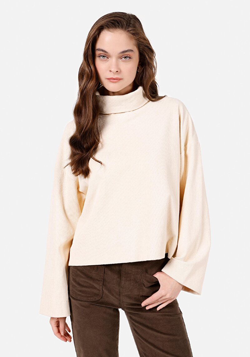 Изображение Женская водолазка цвета экрю комфортной посадки с длинными рукавами