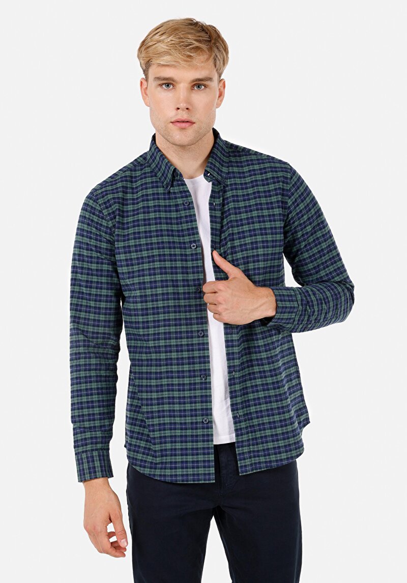 Изображение Мужская зелёная рубашка в клетку классического кроя с длинными рукавами