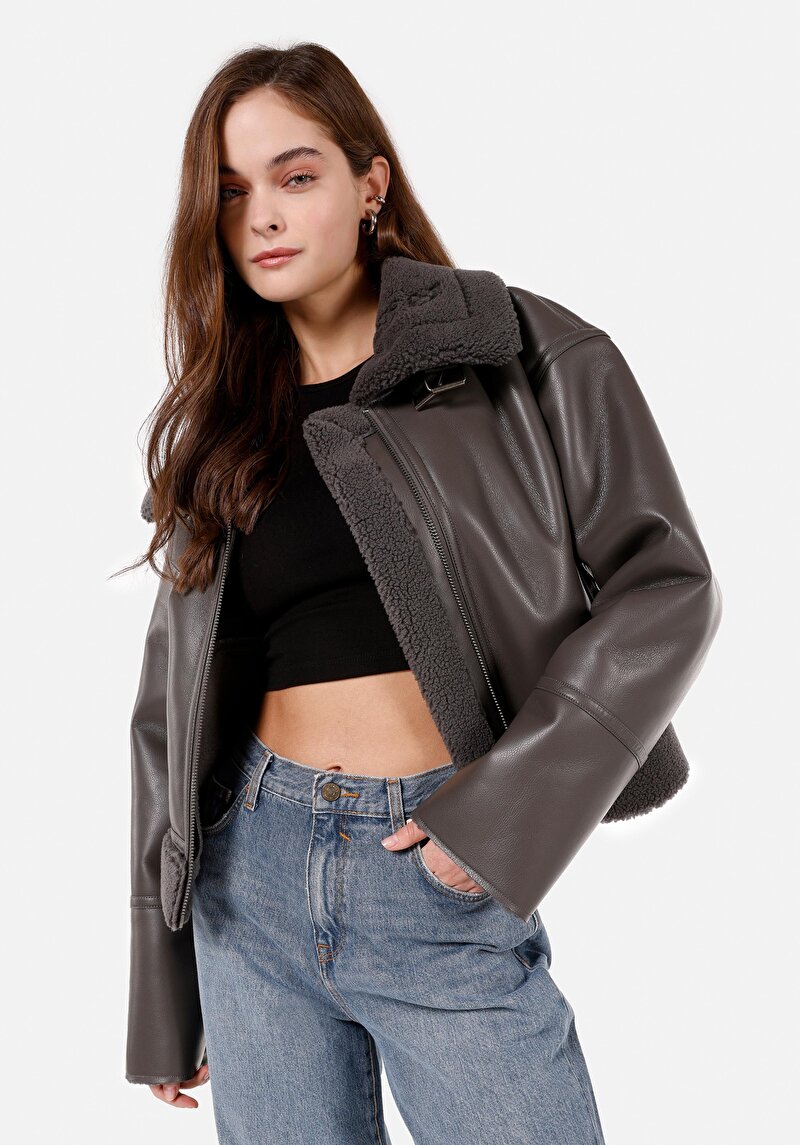 Изображение Женское темно-серое пальто из полиуретана с воротником рубашки