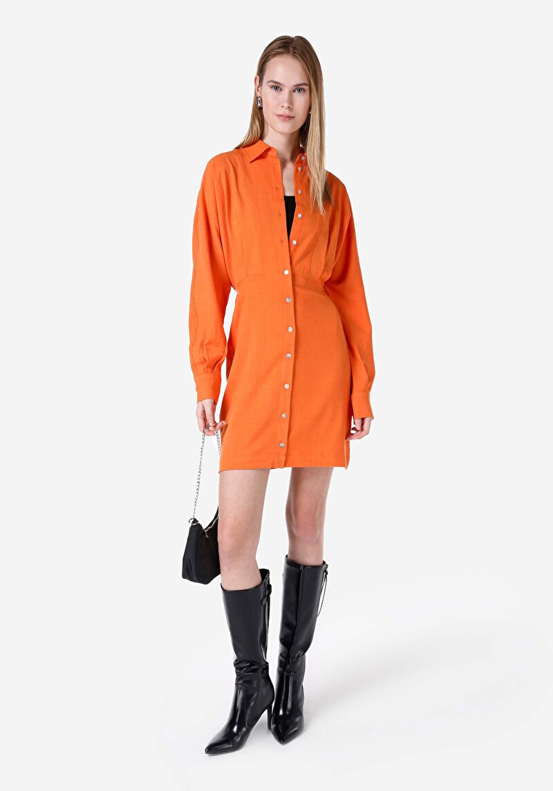 Изображение Женское оранжевое платье приталенного кроя