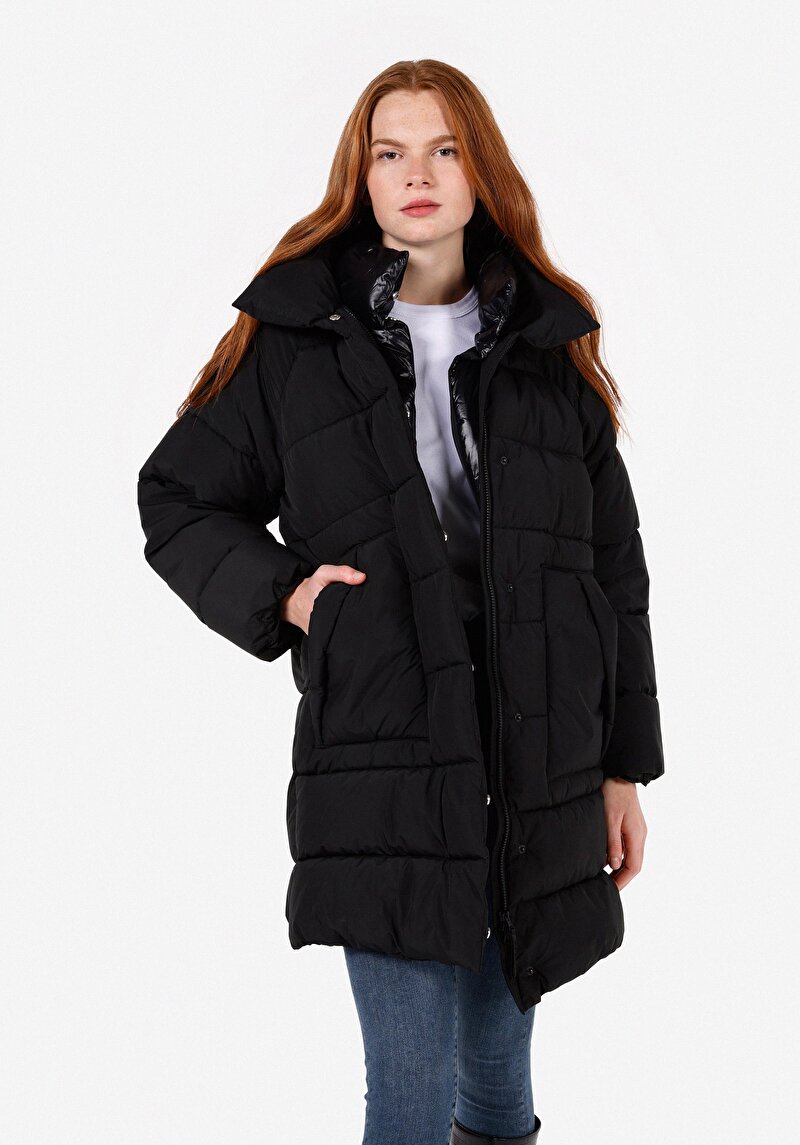 Изображение Женское черное пальто с капюшоном прямого кроя