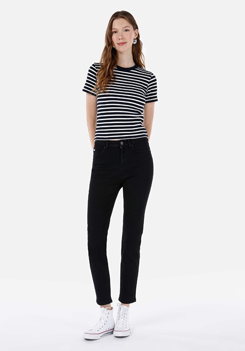 Изображение Женские чёрные джинсы приталенного кроя