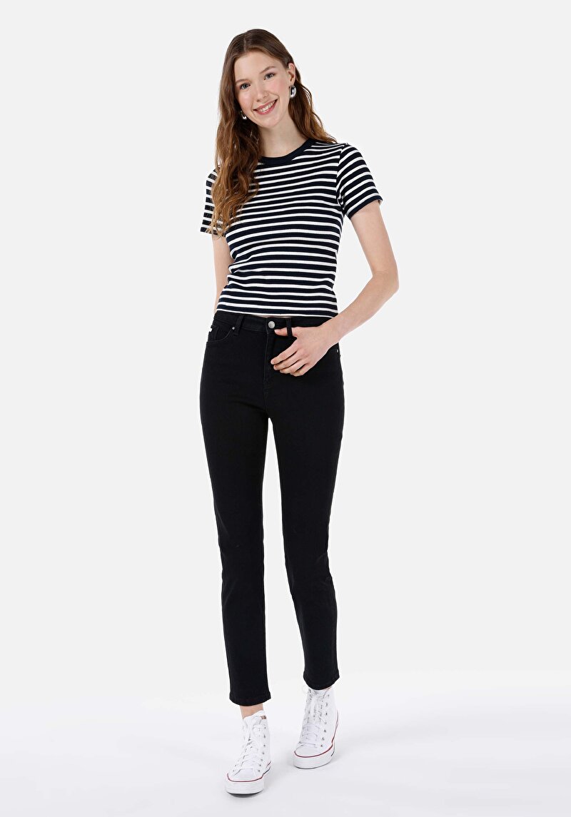 Показать информацию о Женские чёрные джинсы приталенного кроя