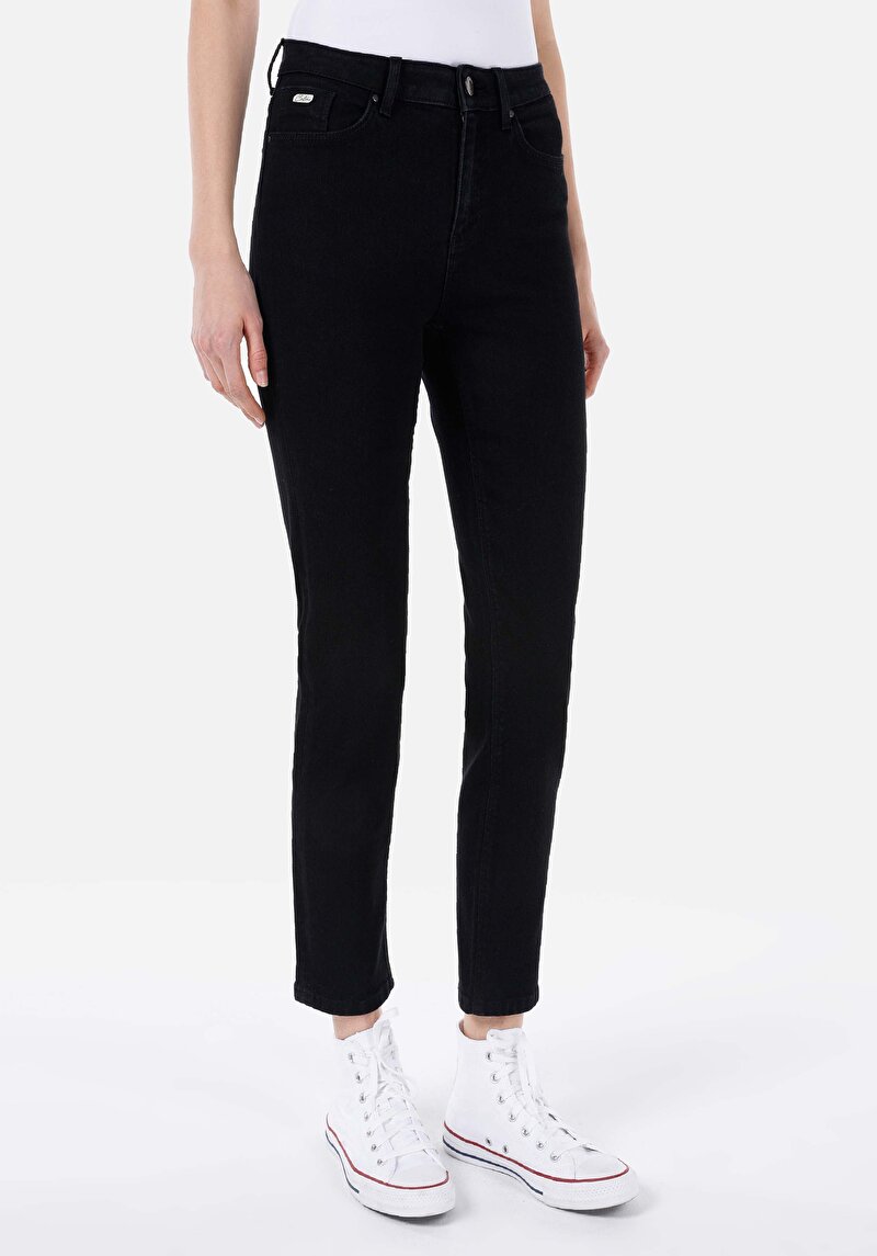 Показать информацию о Женские чёрные джинсы приталенного кроя