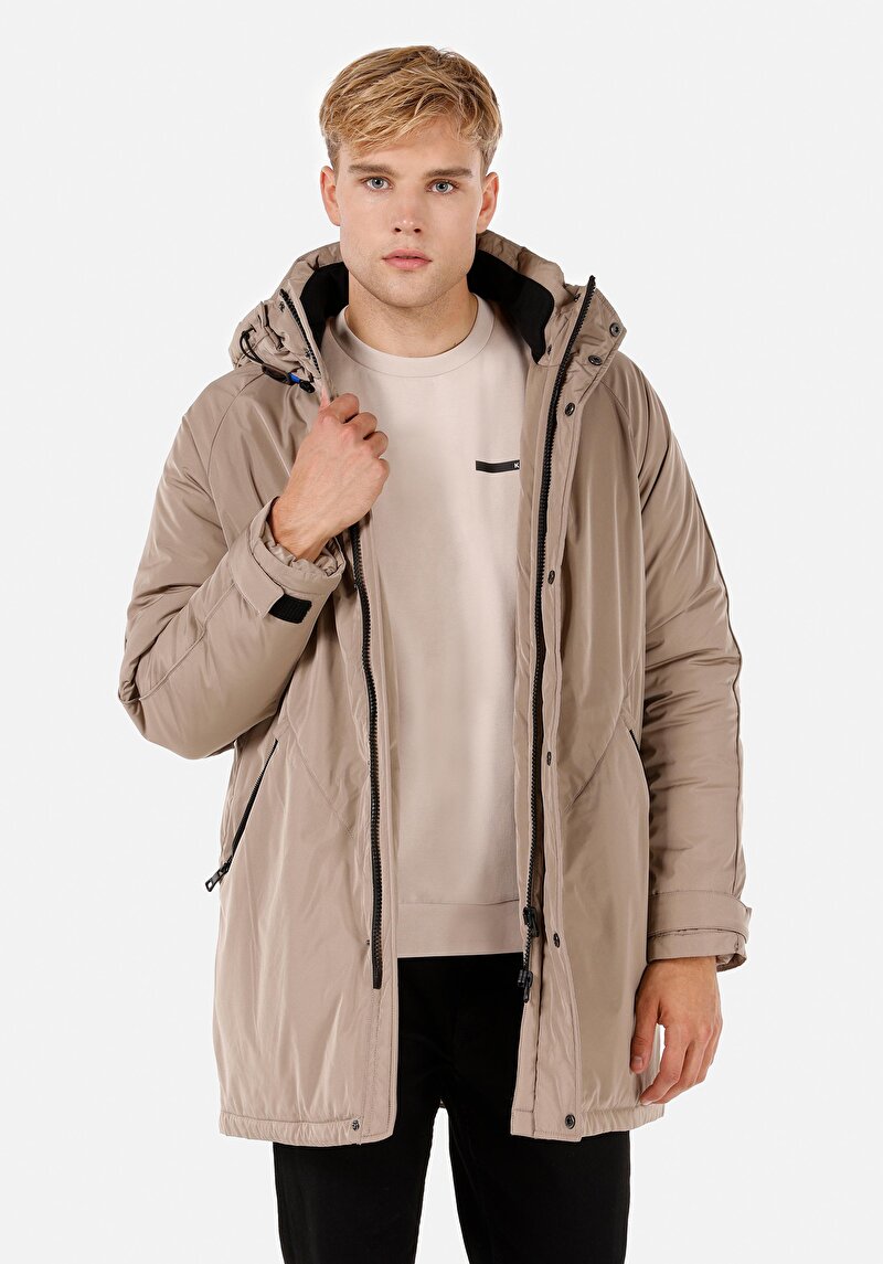 Изображение Мужское бежевое пальто прямого кроя