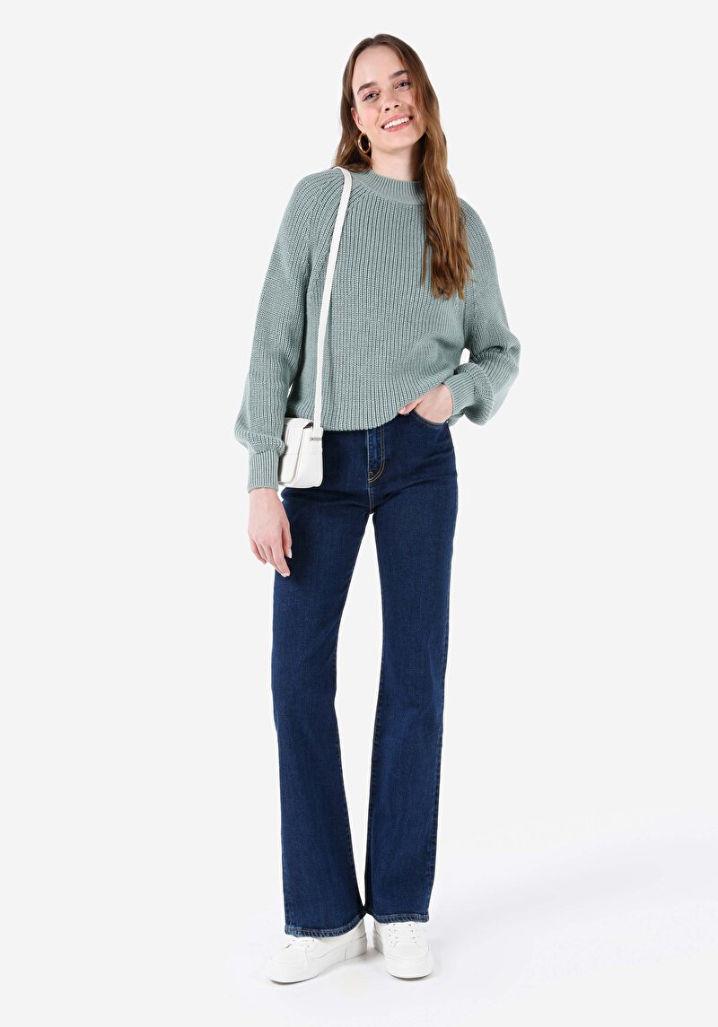 Изображение Женские джинсы цвета индиго стандартного кроя со средней посадкой