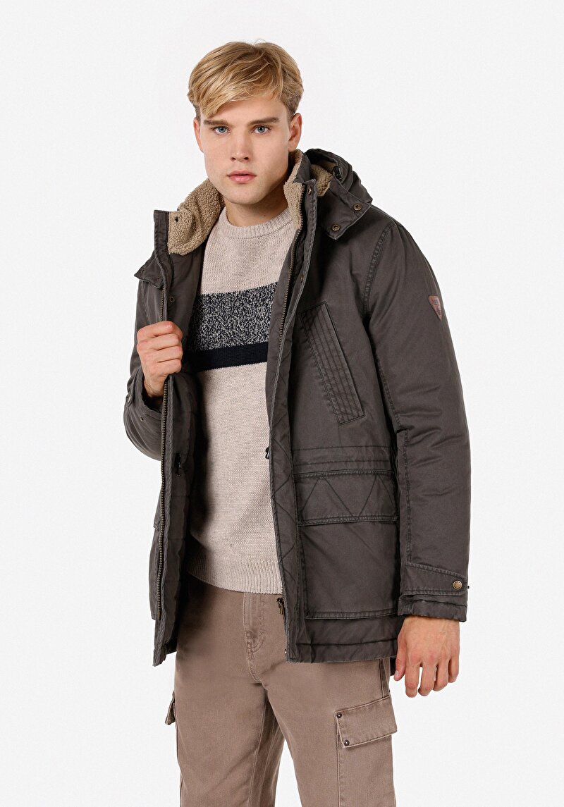 Изображение Мужское зелёное пальто стандартного кроя