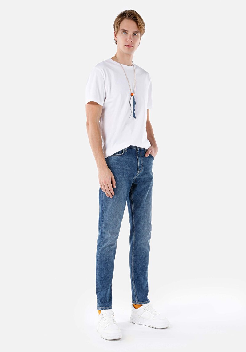 Изображение Мужские джинсы цвета индиго стандартного кроя