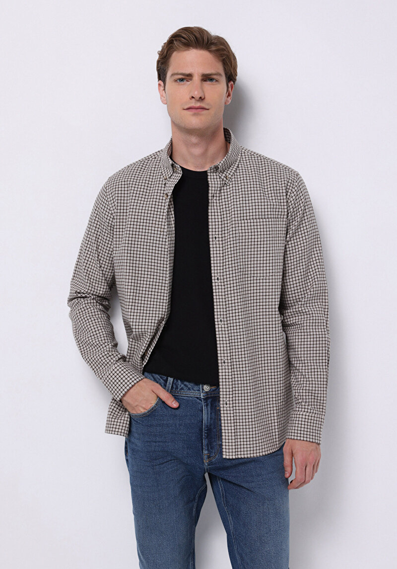 Изображение Мужская коричневая рубашка стандартного кроя в клетку с воротником и длинным рукавом
