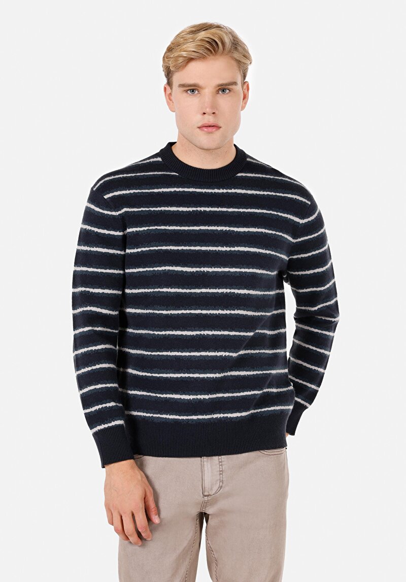 Изображение Мужской тёмно-синий свитер в полоску стандартного кроя с круглым вырезом
