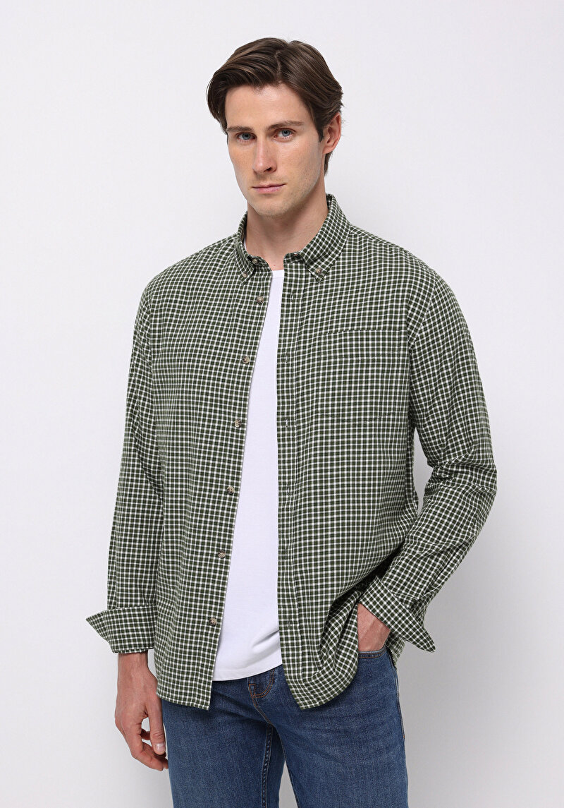 Изображение Мужская зелёная рубашка стандартного кроя в клетку с воротником и длинным рукавом