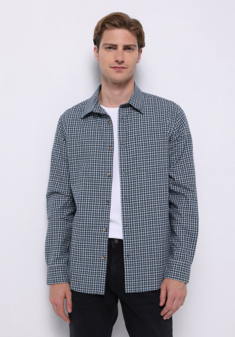 Изображение Мужская тёмно-синяя клетчатая рубашка стандартного кроя с воротником и длинным рукавом