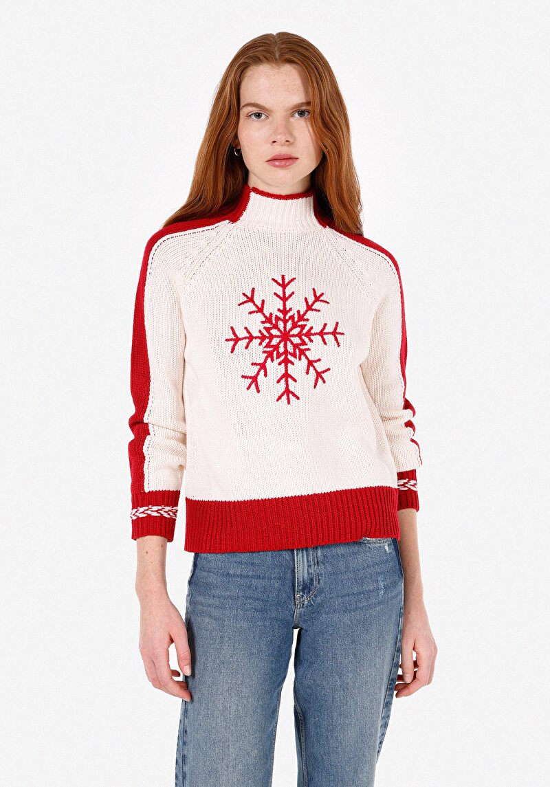 Изображение Женский водолазка цвета экрю с вышивкой обычного кроя