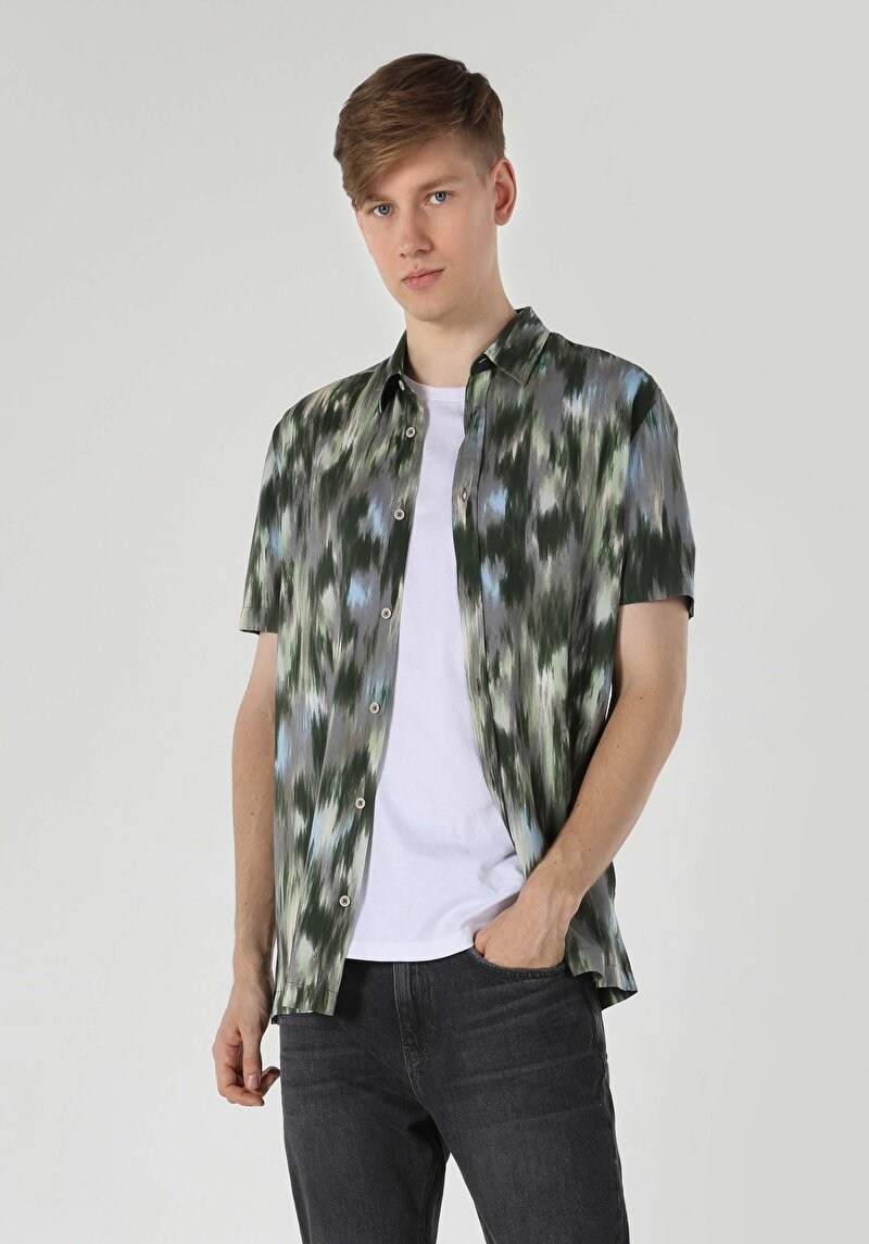 Изображение Мужская зелёная рубашка стандартного кроя с короткими рукавами и принтом