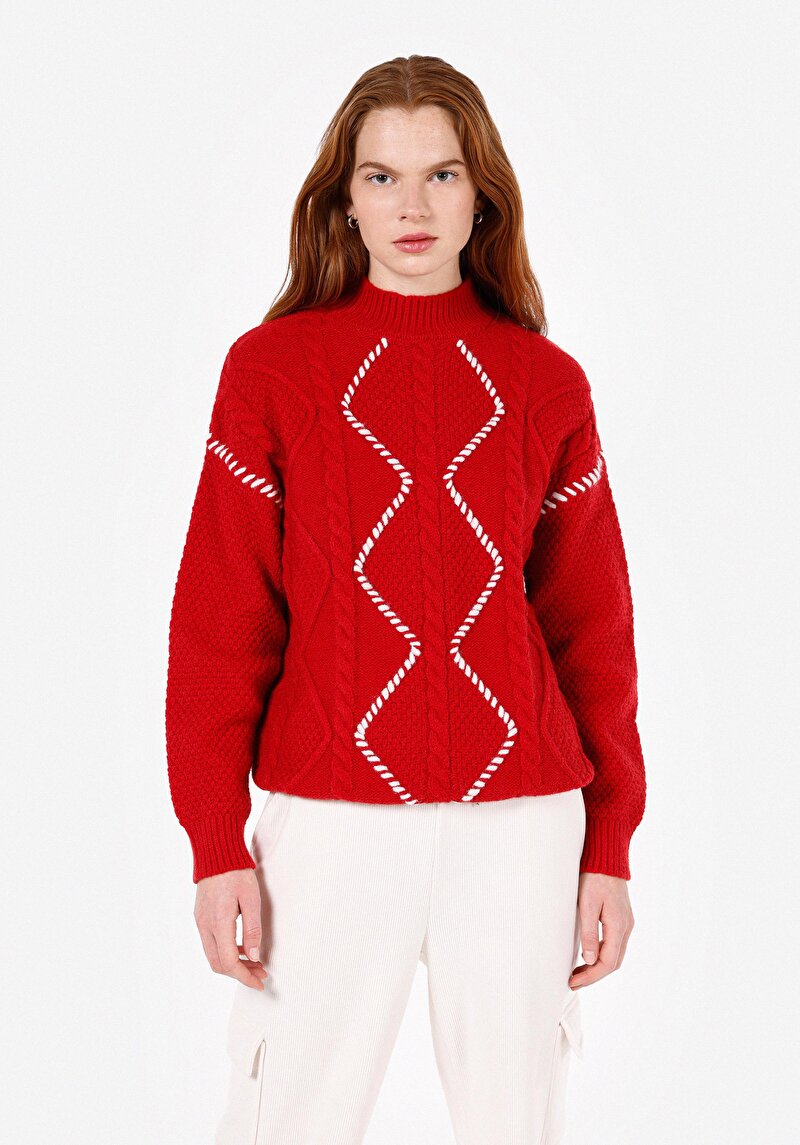 Изображение Женский красный свитер с вышивкой, обычного кроя