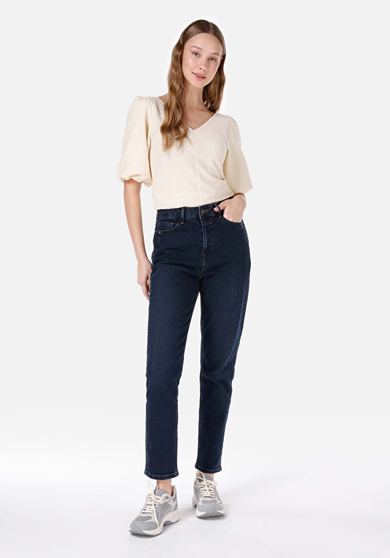 Изображение Женские джинсы цвета темно-индиго mom fit slim leg