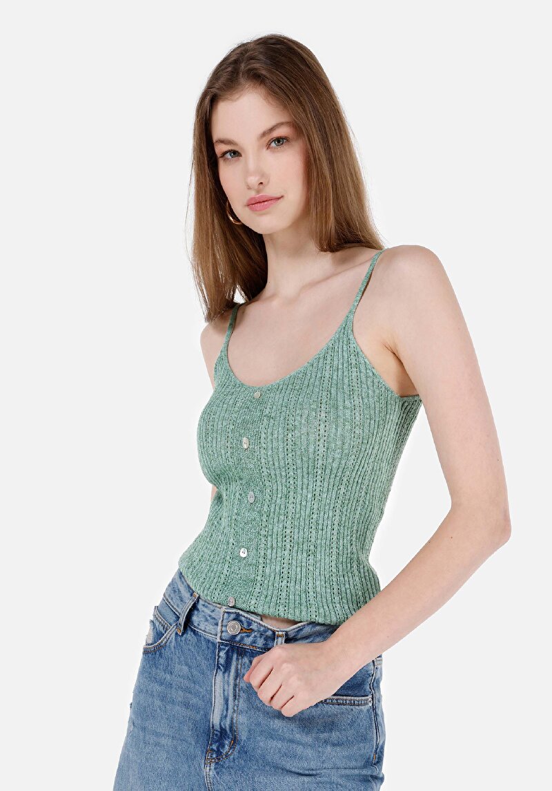 Изображение Женский зеленый свитер приталенного кроя