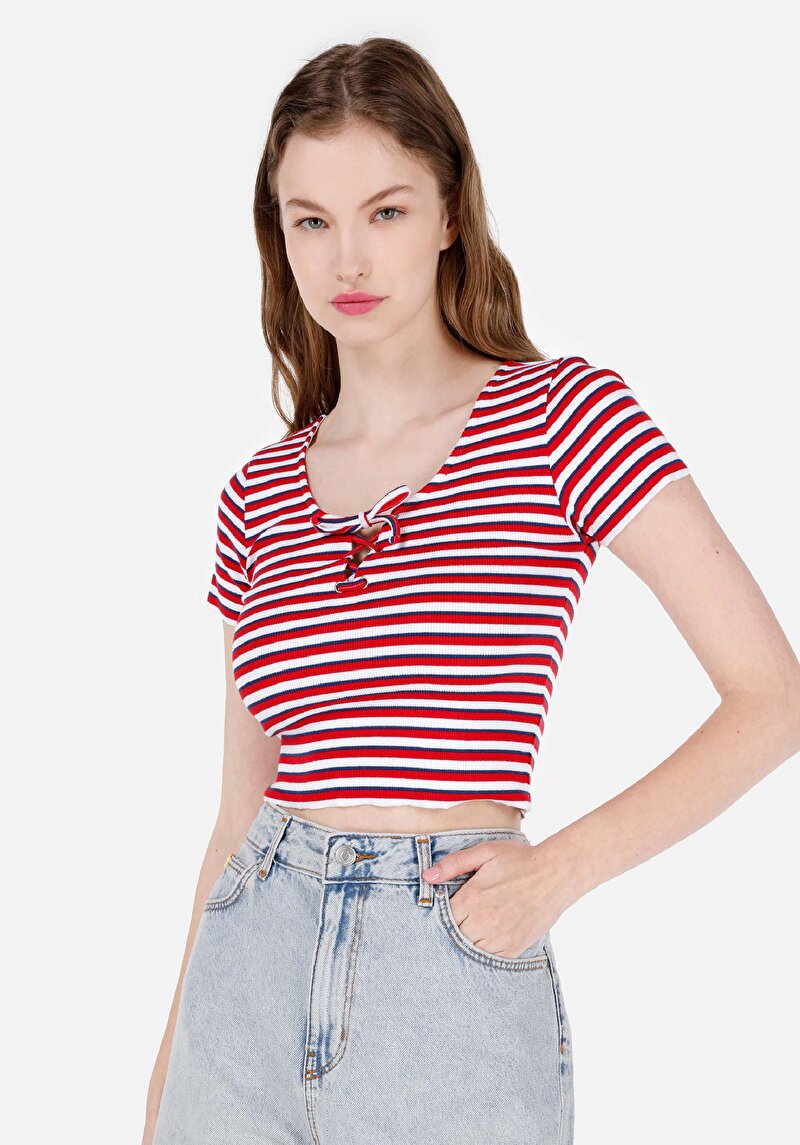 Изображение Женская красная футболка slim fit с круглым вырезом и короткими рукавами slim fit