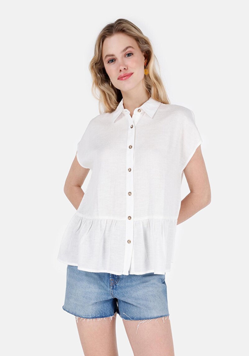 Изображение Женская белая рубашка стандартного кроя с короткими рукавами