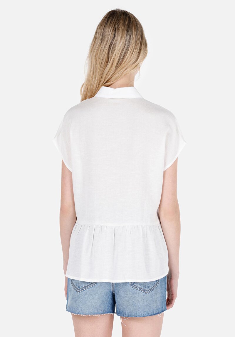 Показать информацию о Женская белая рубашка стандартного кроя с короткими рукавами