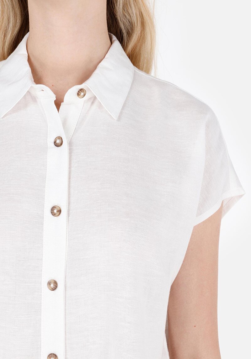 Показать информацию о Женская белая рубашка стандартного кроя с короткими рукавами