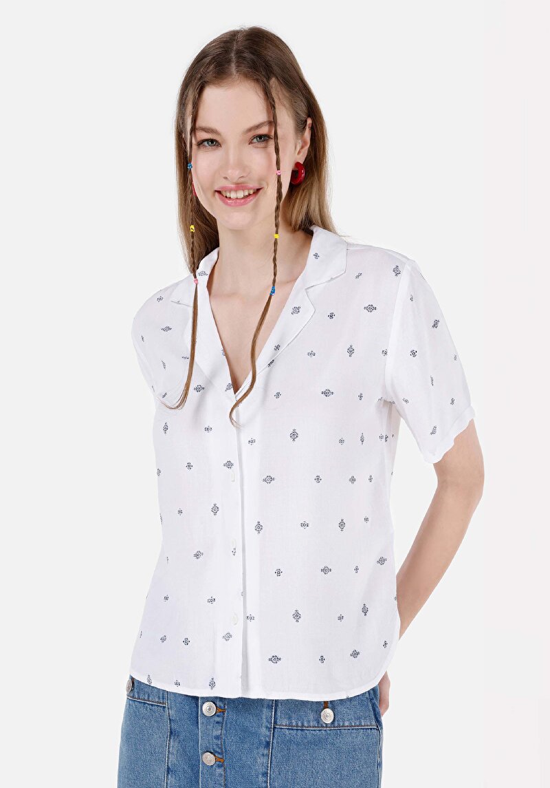 Изображение Женская рубашка с цветочным принтом обычного кроя с короткими рукавами