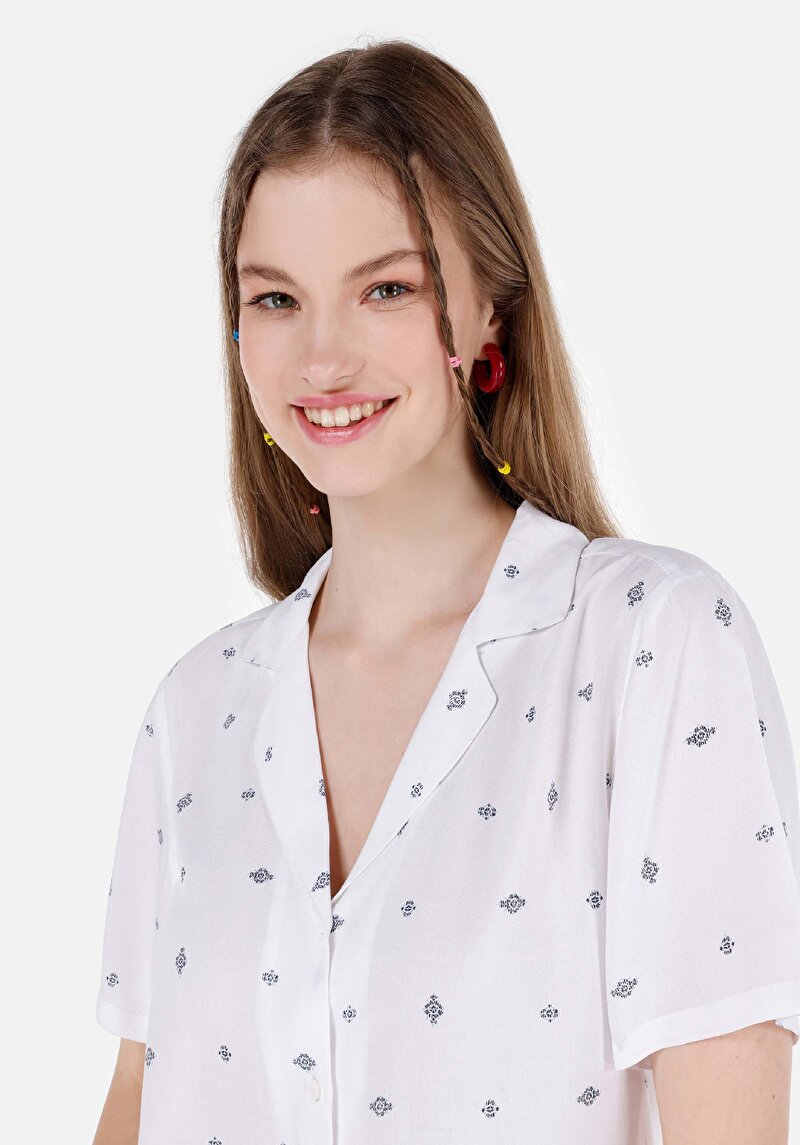 Показать информацию о Женская рубашка с цветочным принтом обычного кроя с короткими рукавами