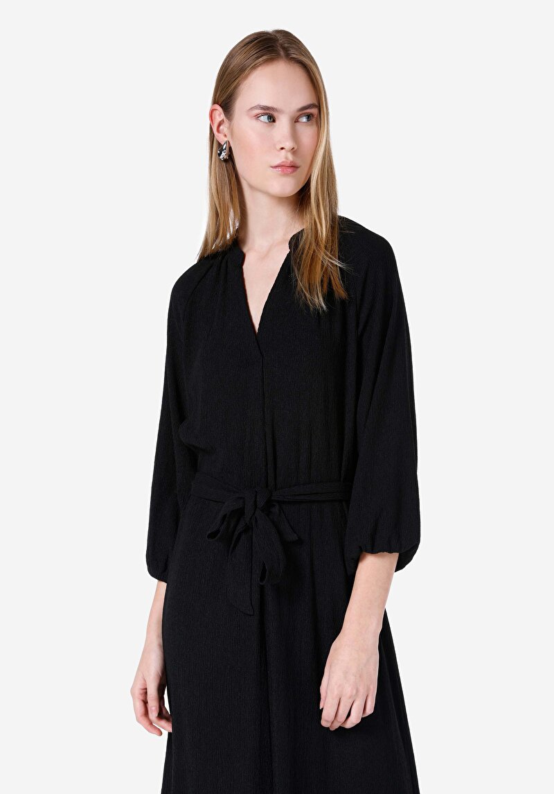 Изображение Женское чёрное платье стандартного кроя с длинным рукавом