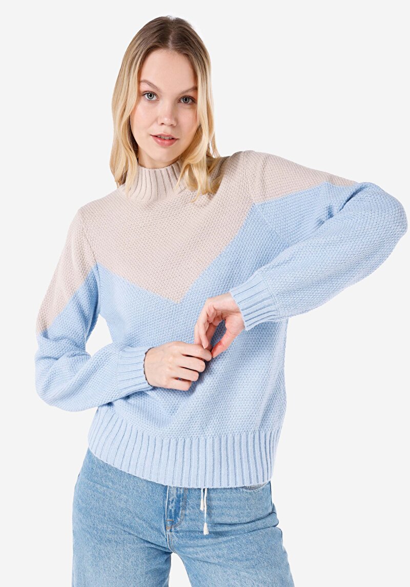 Изображение Женский синий свитер стандартного кроя со стойким воротником