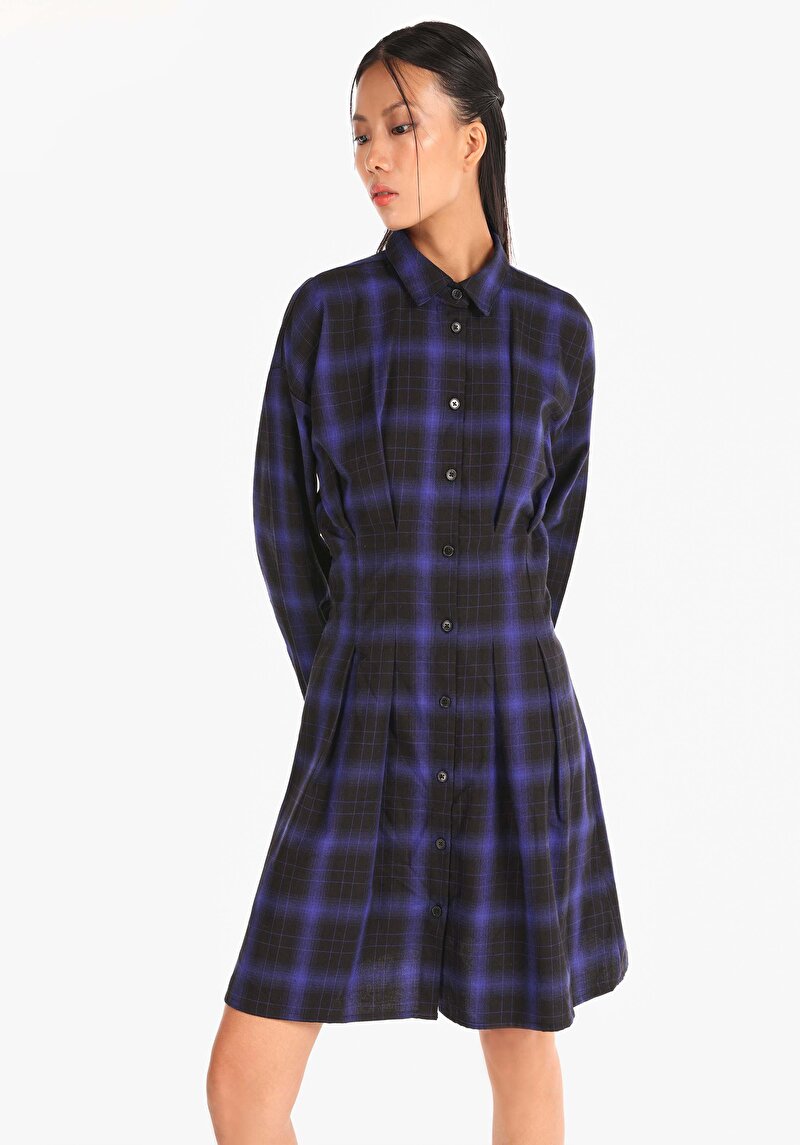 Изображение Женское чёрное платье обычного кроя