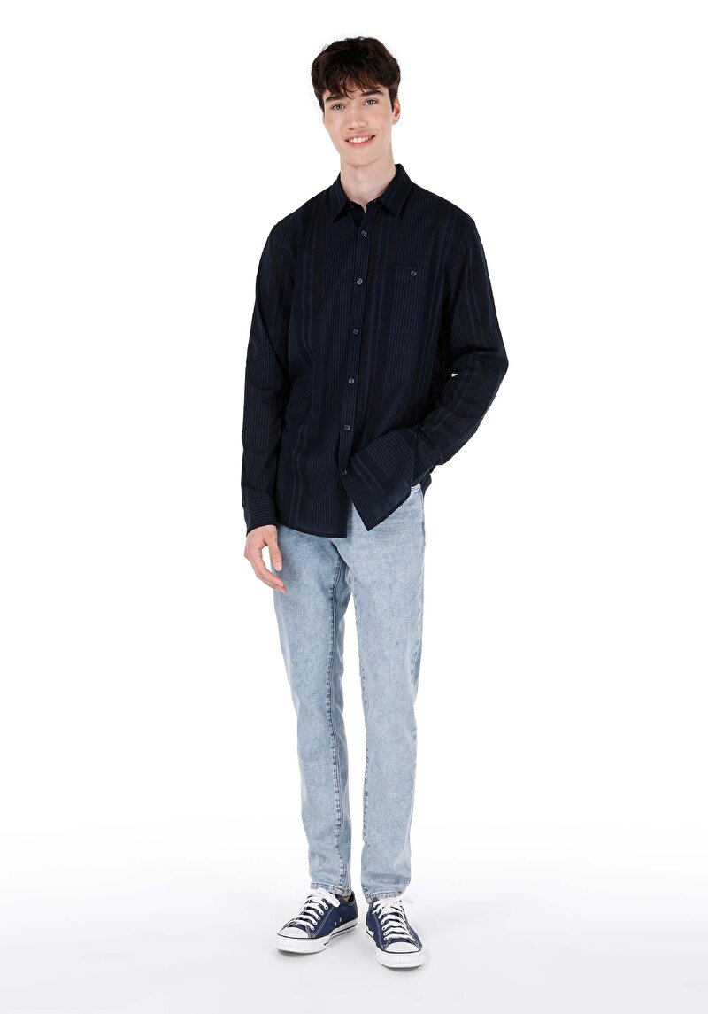 Изображение Мужские джинсы цвета индиго облегающего кроя