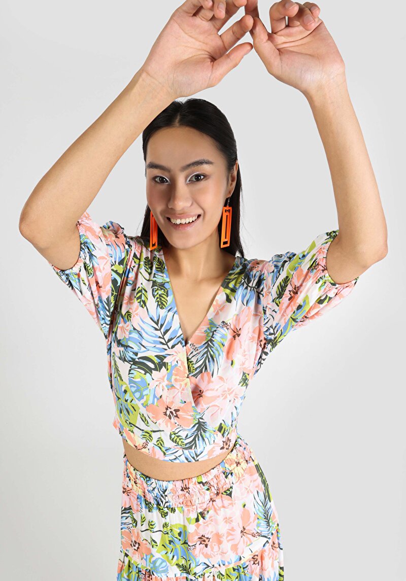 Изображение Женская разноцветная рубашка приталенного кроя с v-образным вырезом и рукавом 3/4