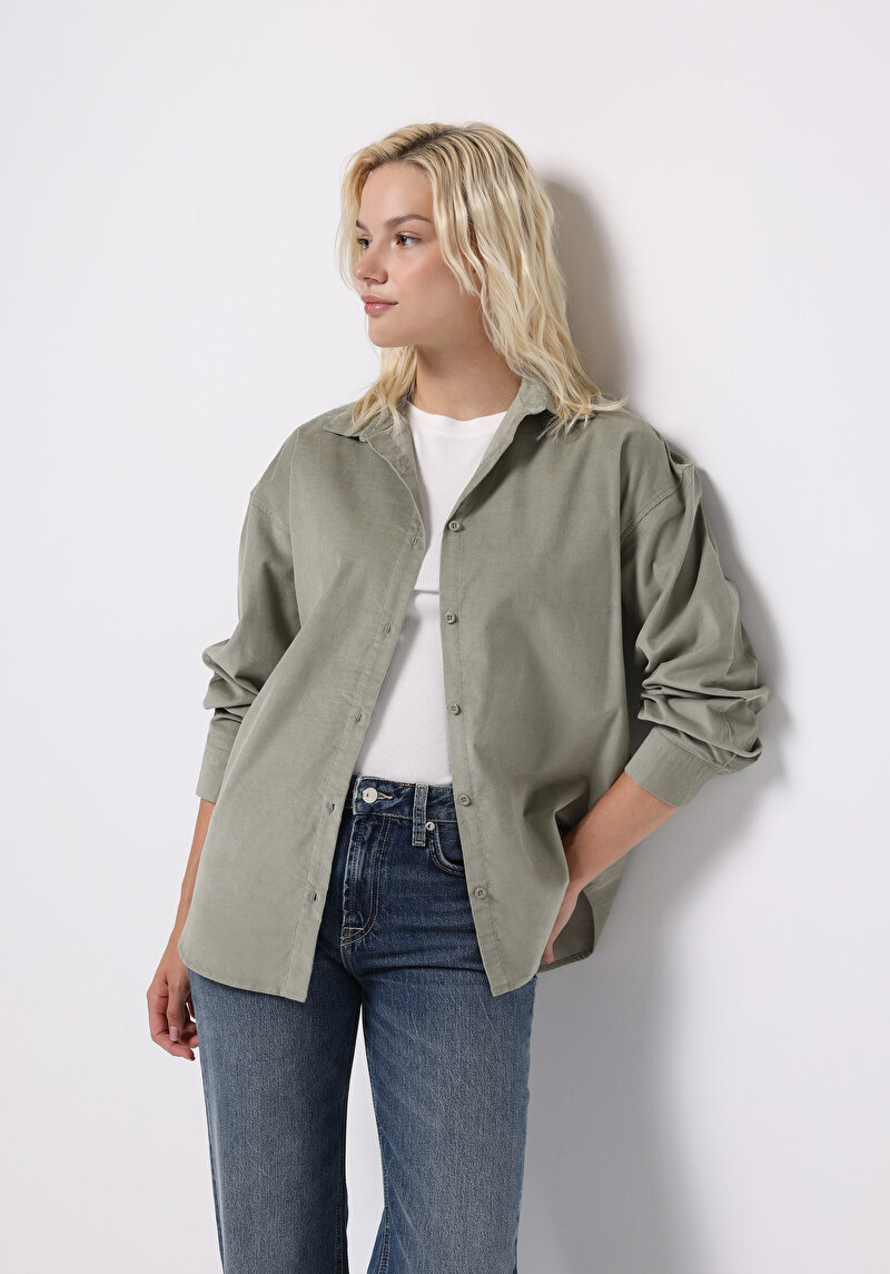 Изображение Женская зелёная рубашка обычного кроя с длинными рукавами