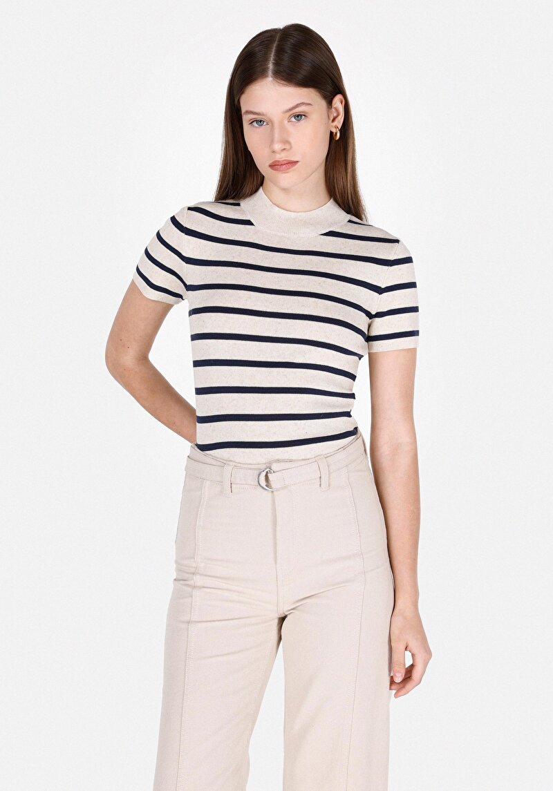 Изображение Женский свитер с коротким рукавом