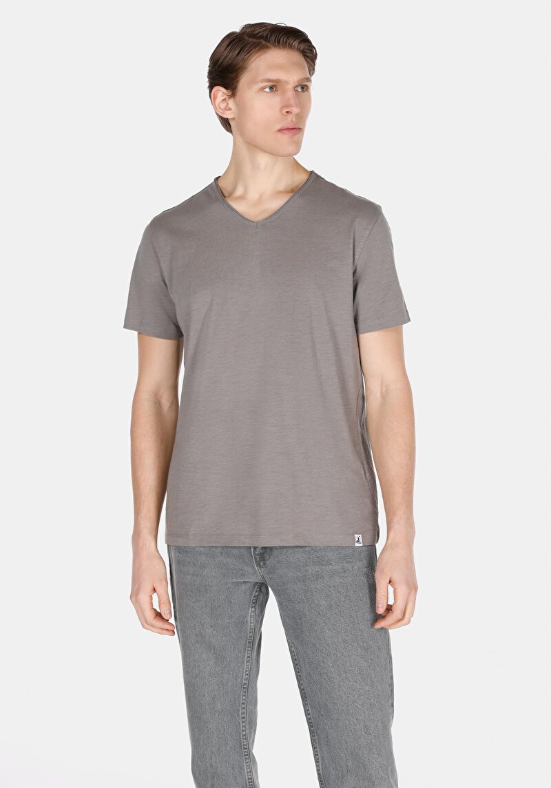 Изображение Мужская зеленая футболка стандартного кроя с v-образным вырезом и короткими рукавами