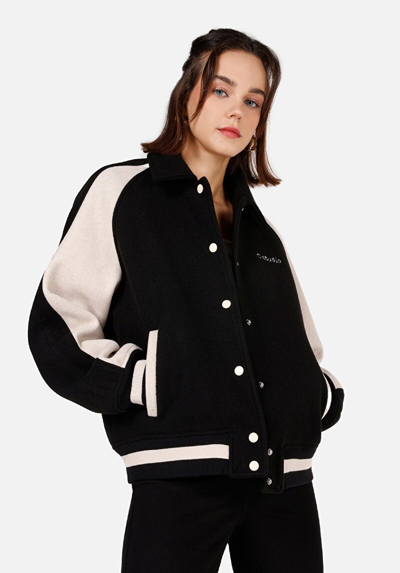 Изображение Женский черный пиджак обычного кроя