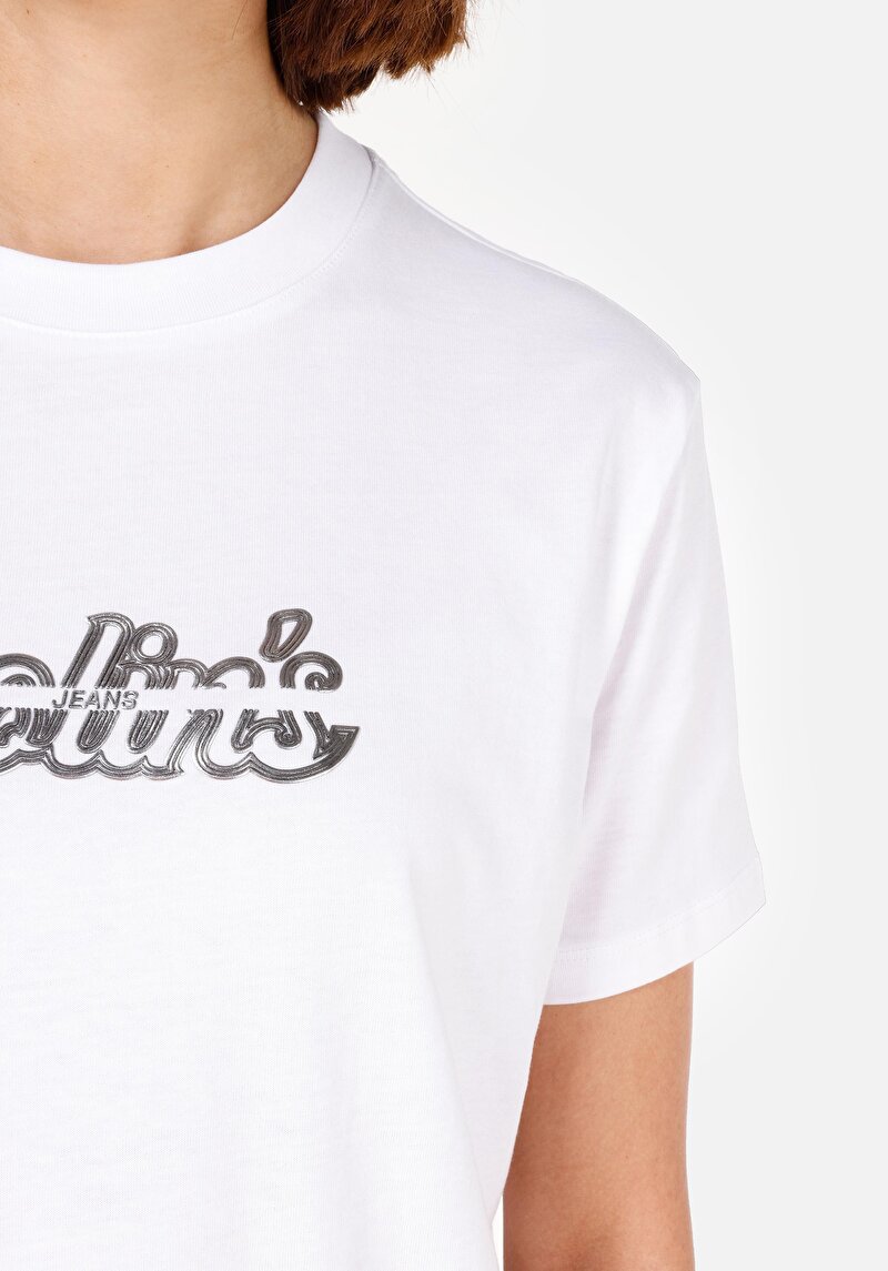 Показать информацию о Женская белая футболка стандартного кроя с коротким рукавом, круглым вырезом и принтом