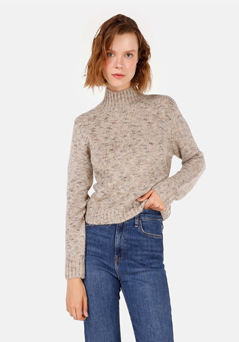 Изображение Женский бежевый свитер приталенного кроя с поднятым воротником slim fit