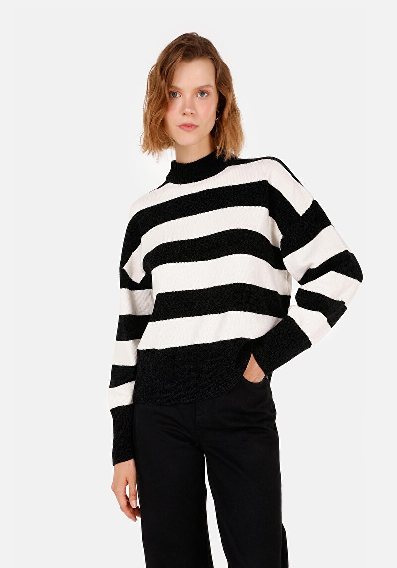 Изображение Женский чёрный свитер с круглым вырезом, стандартного кроя