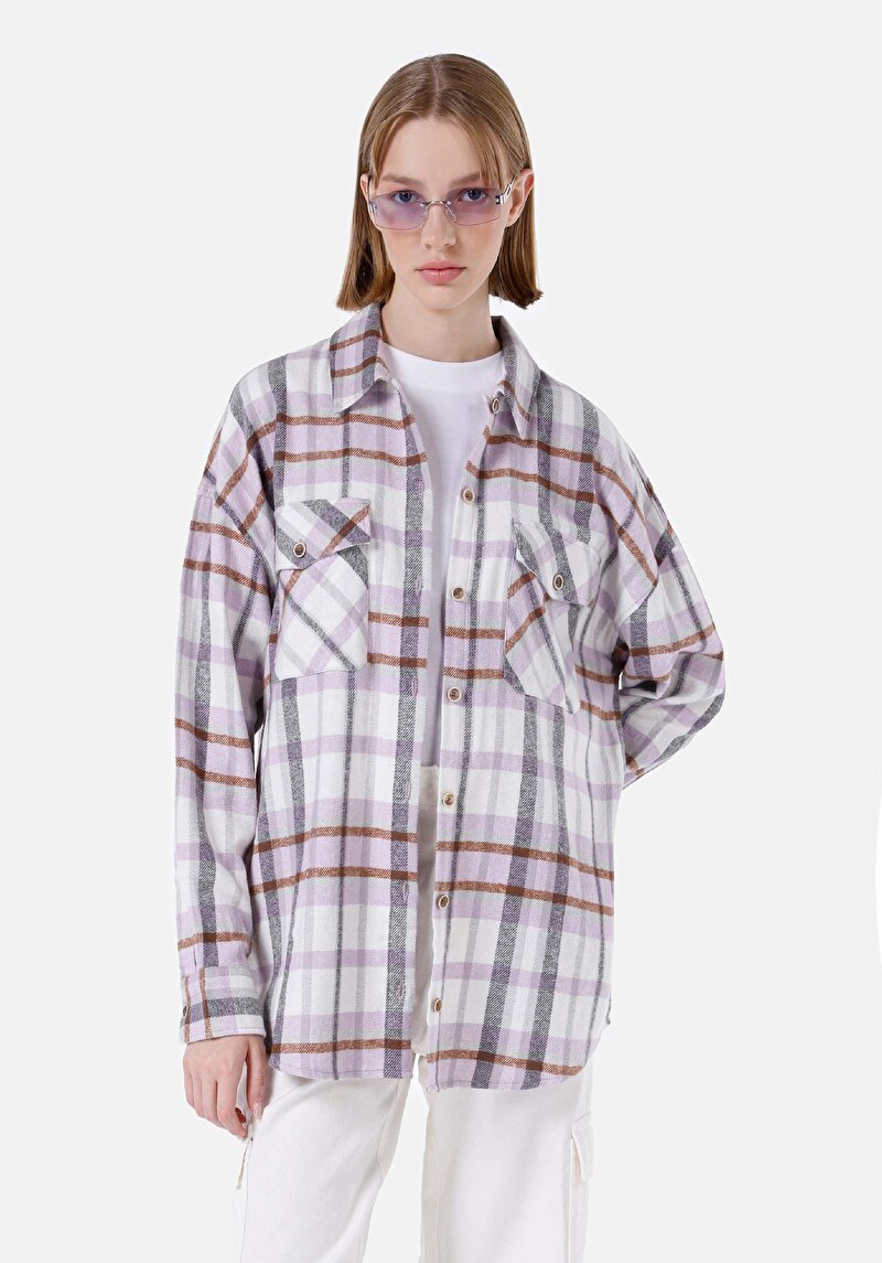 Изображение Женская фиолетовая рубашка в клетку свободного кроя с длинным рукавом и круглым вырезом